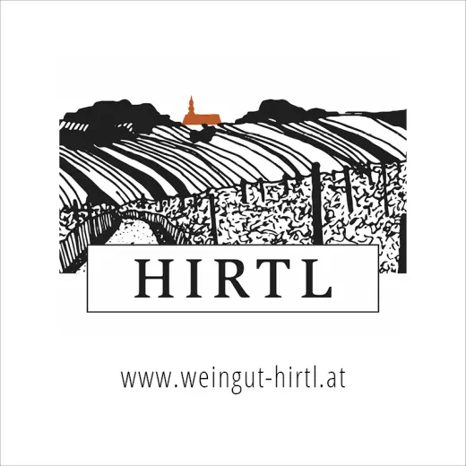 weinfelder auf einem hügel im hintergrund eine orange kirche