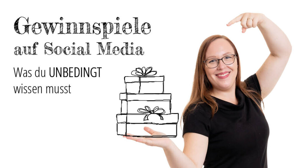 Gewinnspiele auf Social Media richtig planen – Melanie zeigt auf Geschenke, daneben Text mit rechtlichen Hinweisen für Facebook & Instagram